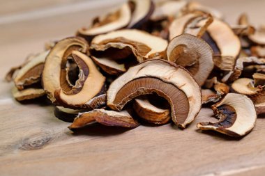 Yakından bakınca kurutulmuş mantar mantarı.