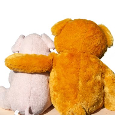 İki yumuşak oyuncak birbirine sarılır.