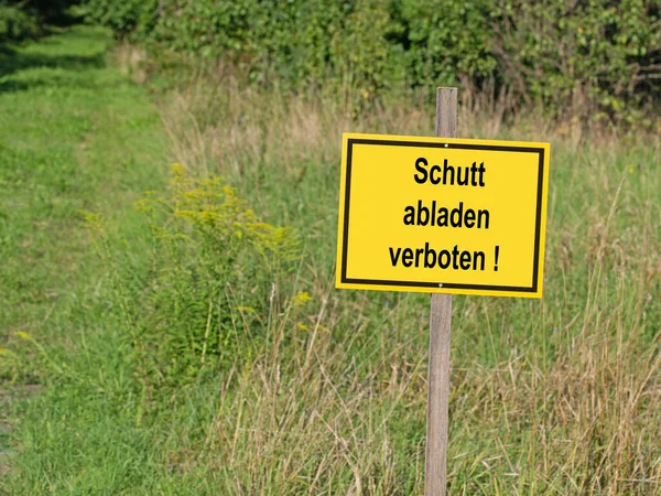 Schild Met Opdruk Schutt Abladen Verboten Vertaling Dumping Puin Verboden — Stockfoto