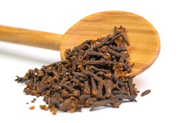 Tahta kaşıkta karanfiller