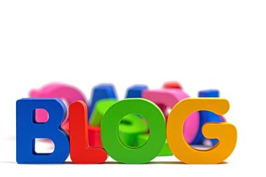 Blok, beyaz arkaplana karşı renkli ahşap harfler