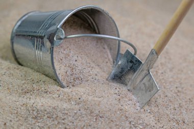 Kuvars kum ve kürekle dolu kova