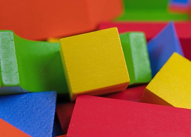 Bir sürü renkli ahşap yapı taşı