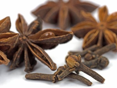 Yıldızları ve karanfilleri yakın plan çekimde canlandır