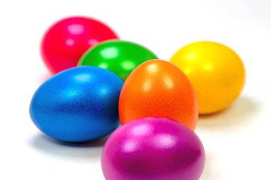 Beyaz arka planda renkli paskalya yumurtaları