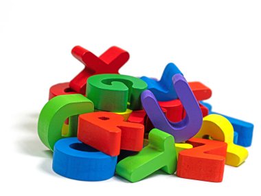 Beyaz arkaplana karşı renkli ahşap harfler