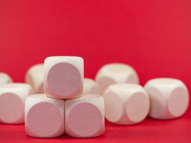 Kırmızı arkaplana karşı bir sürü tahta küp