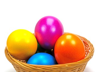 Beyaz arka planda renkli Paskalya yumurtaları