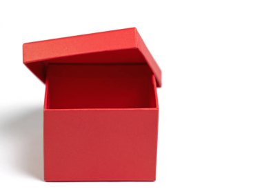 Beyaz arkaplana karşı boş kırmızı karton kutu