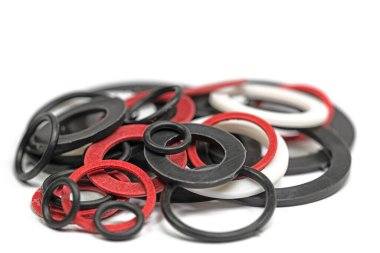 Beyaz arkaplan üzerine çeşitli mühürleme halkaları