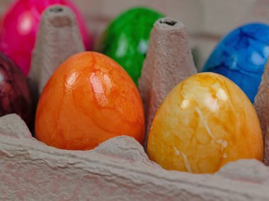 Pakette renkli tavuk yumurtası var.