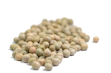 Beyaz arkaplana karşı kuru bezelyeler