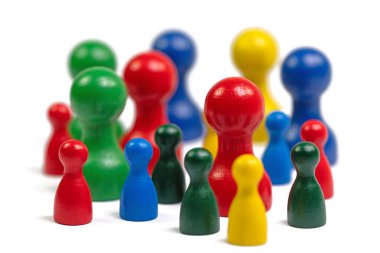 Beyaz arkaplana karşı renkli oyun figürleri