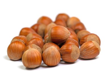 Fındıklar beyaz arkaplanda izole edilmiş.