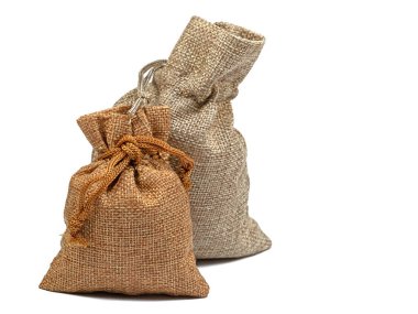 Beyaz arkaplana karşı iki küçük jüt çanta.