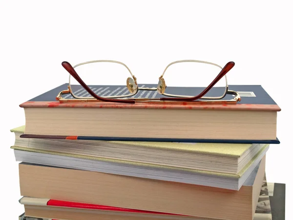 Stack Böcker Och Läsglasögon Mot Vit Bakgrund — Stockfoto