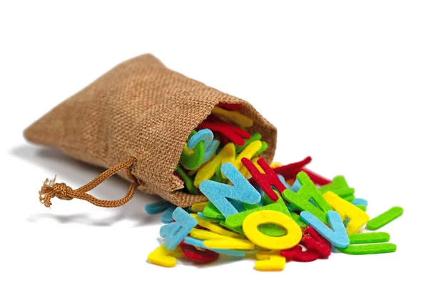 Lettere Feltro Colorate Una Borsa Iuta Uno Sfondo Bianco — Foto Stock