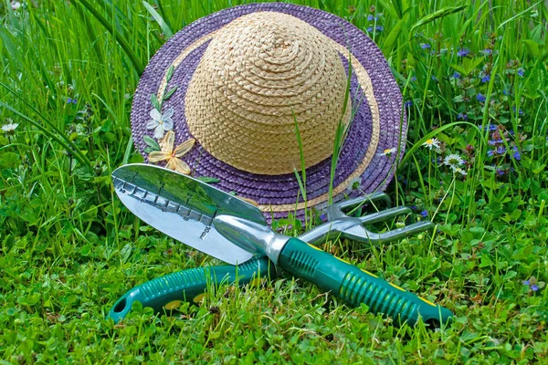 Naturaleza Muerta Herramientas Jardinería Sombrero Sol Prado —  Fotos de Stock