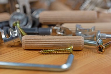 Yakın planda çeşitli mobilya tesisatları ve montaj aletleri