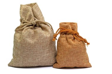 İki tane doldurulmuş ve bağlanmış jüt çuval.