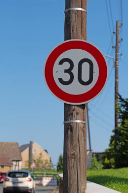 Bir köyde trafik levhası Tempo 30