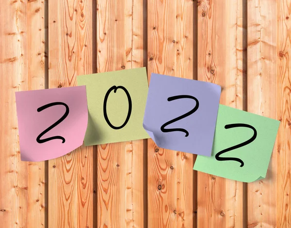 Holzwand Mit Klebrigen Zetteln Mit Der Aufschrift 2022 — Stockfoto