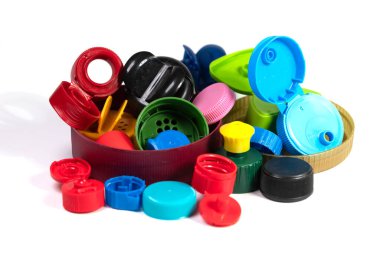 Beyaz arka planda renkli plastik vida kapakları