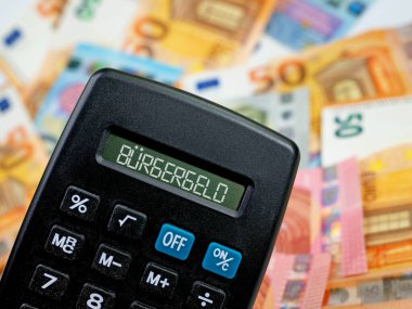 Banknotların önündeki ekranda 