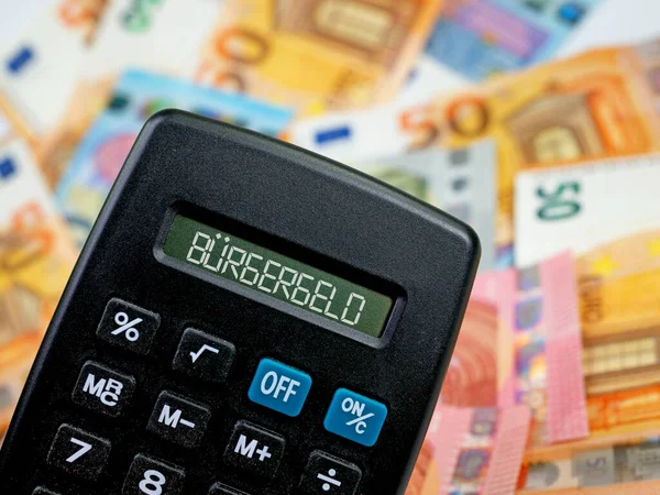 Banknotların önündeki ekranda 