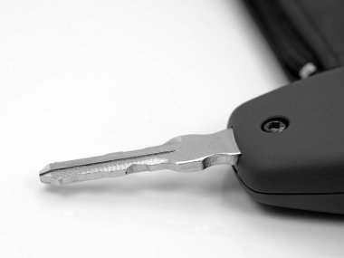 Arabanın anahtarı yakın planda.