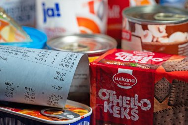 Almanya 'nın Thüringen kentindeki süpermarketten alışveriş ve satışlar büyük fiyat artışları ve enflasyonu simgeleyen 2022 kışında düştü.