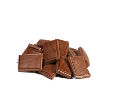 Çikolata parçalarını beyaz arka plana yakın plan