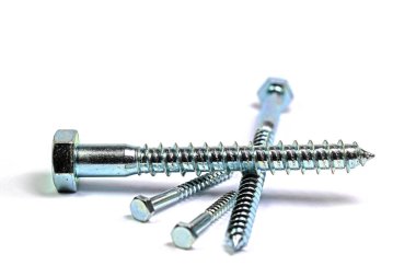 Ahşap yakın planda vidalanıyor.