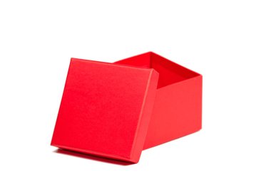 Beyaz arkaplana karşı kırmızı karton kutu