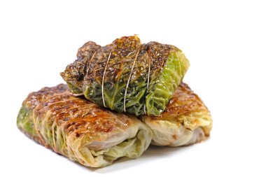 Beyaz arka planda lahana ruloları