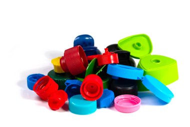 Beyaz arka planda renkli plastik vida kapakları