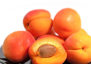 Kayısılar beyaz arkaplanda