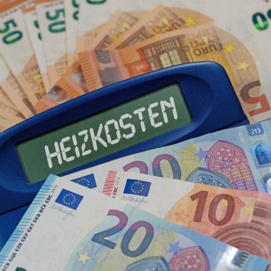 Banknotların önündeki ekranda 