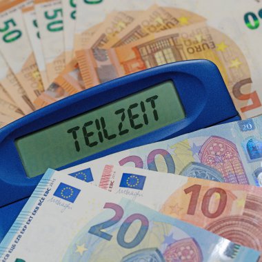 Ekranda yarı zamanlı sözcüğü olan hesap makinesi