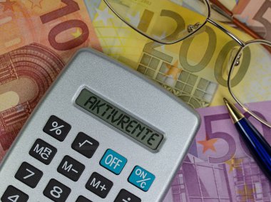 Ekranda Aktivrente yazan cep hesap makinesi