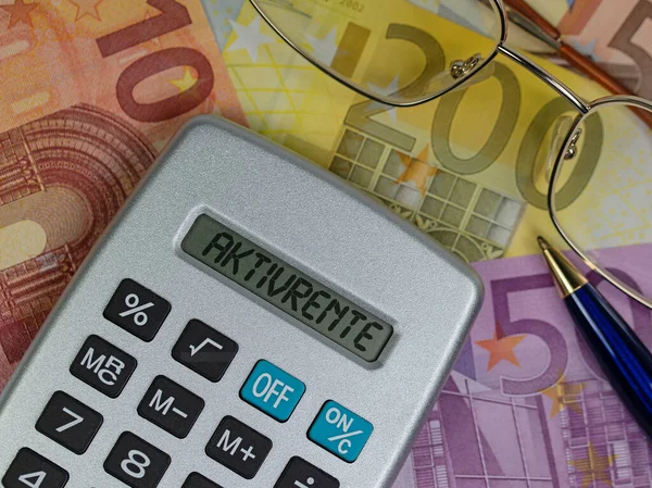 Ekranda Aktivrente yazan cep hesap makinesi