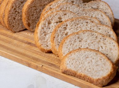 İkiye bölünmüş bir sandviç.