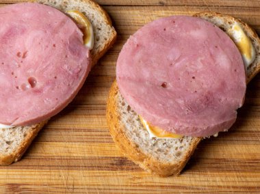 Tahta kesme tahtasının üstünde oturan bir muz.