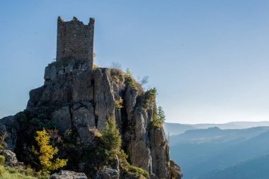 Arkaplanda büyük bir dağ manzarası