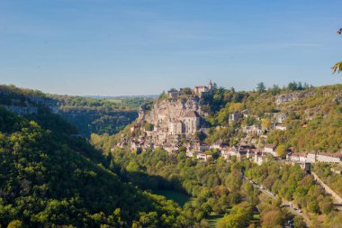 Arkasında ağaçlar olan büyük yeşil bir alan.