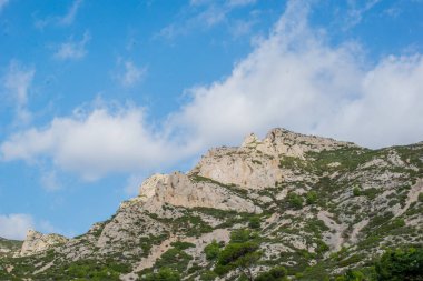 Dağın yamacında bir işaret.