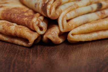 Tahta üzerinde yakın plan pankek fotoğrafı.