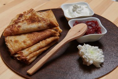 krep, reçelli yoğurt ve beyaz çiçek.