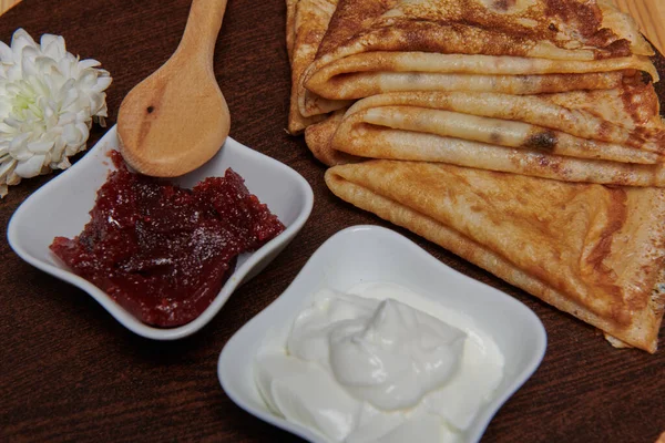 krep, reçelli yoğurt ve beyaz çiçek.