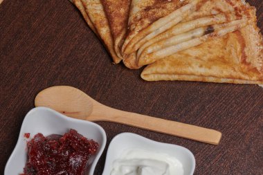 krep, reçelli yoğurt ve beyaz çiçek.